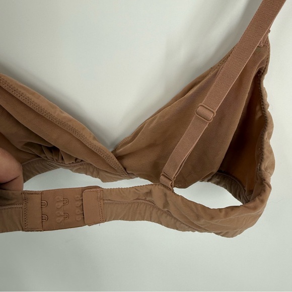 Skims Fits Everybody Triangle Bralette Tan Neutral Size Medium No Wire - Picture 5 of 7